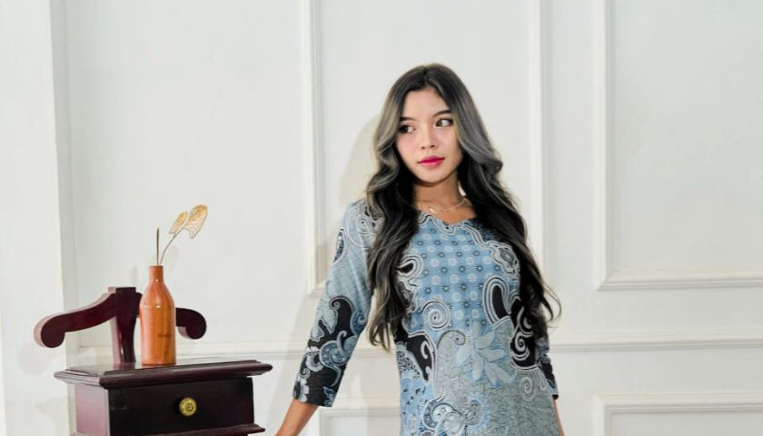 [Gambar gaun batik wanita]